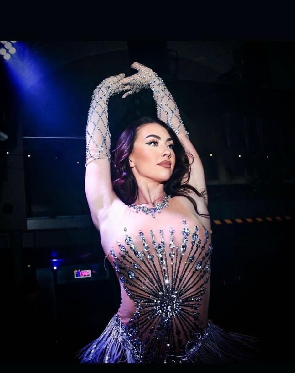 Professional event dancer performing at a corporate event (photo 4)