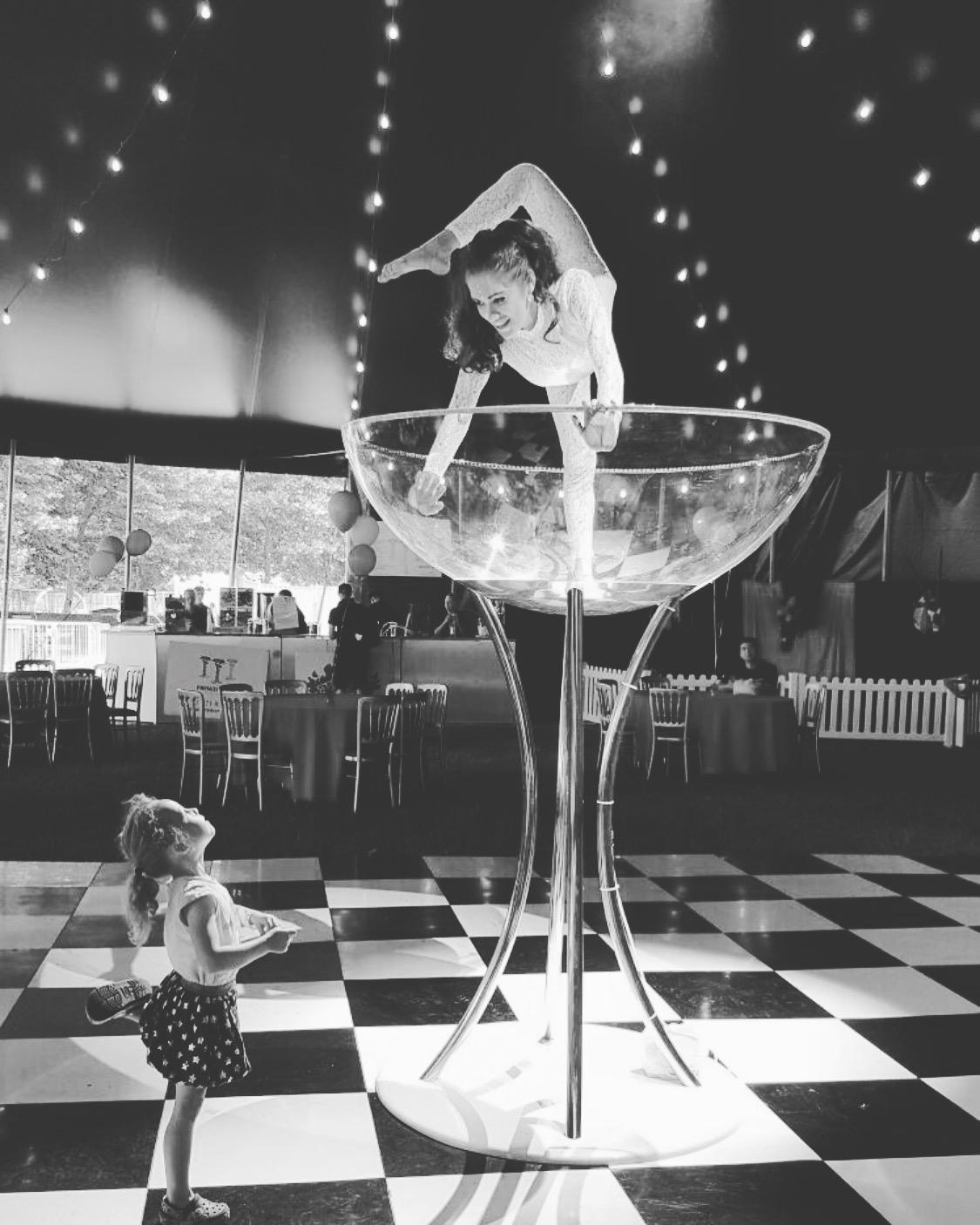 Specialty walkabout performer entertaining event guests (photo 3)