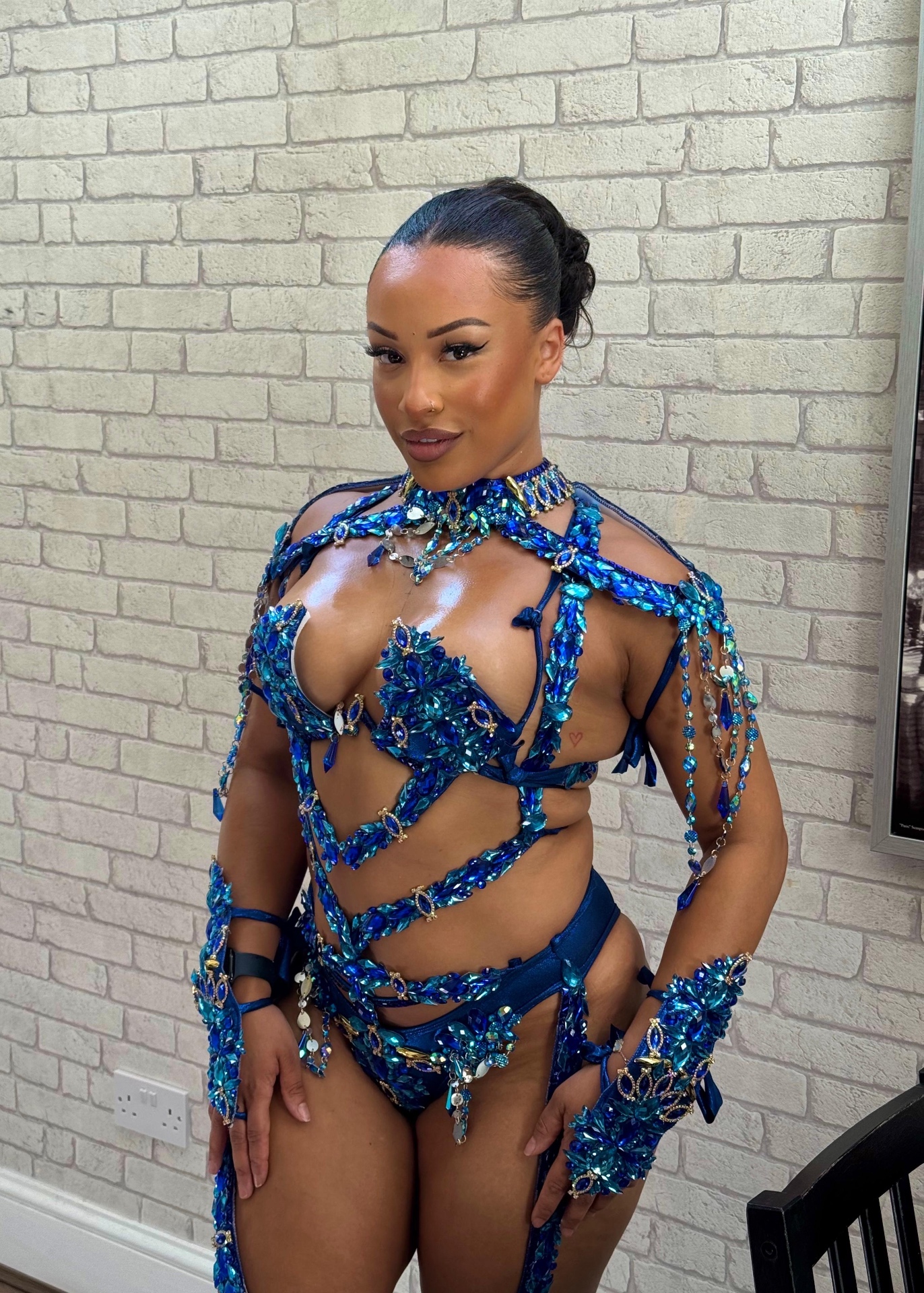 Professional event dancer performing at a corporate event (photo 1)