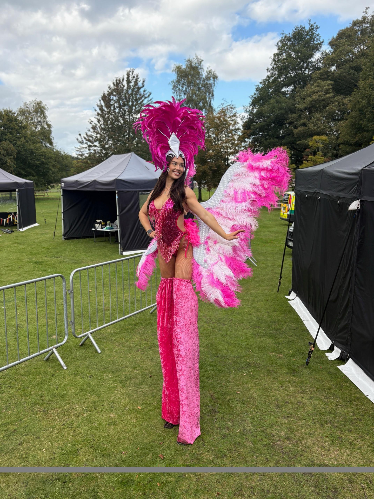 Specialty walkabout performer entertaining event guests (photo 2)
