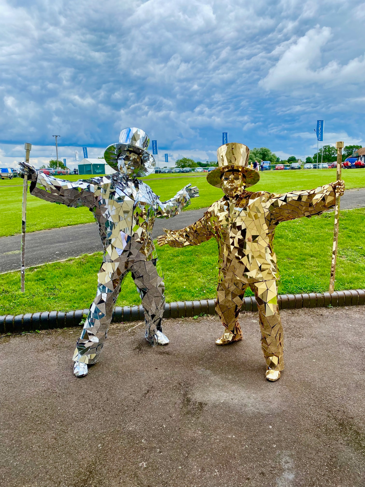 Specialty walkabout performer entertaining event guests (photo 1)